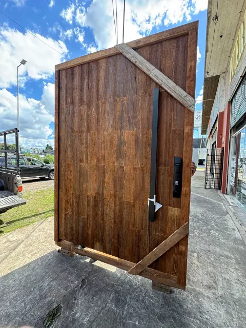 Puerta rústica tabla cortada